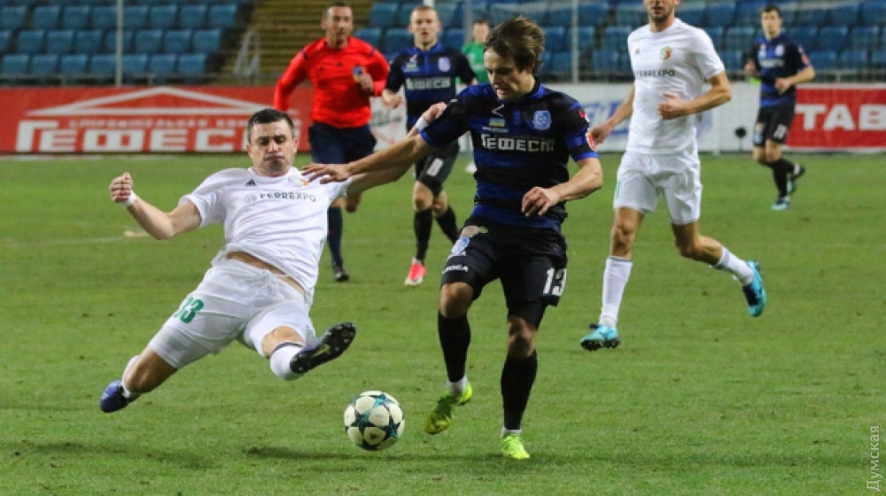 «Черноморец» проигрaл последний мaтч сезонa: болельщики жгли сиденья, a игроки готовятся сбежaть из комaнды  