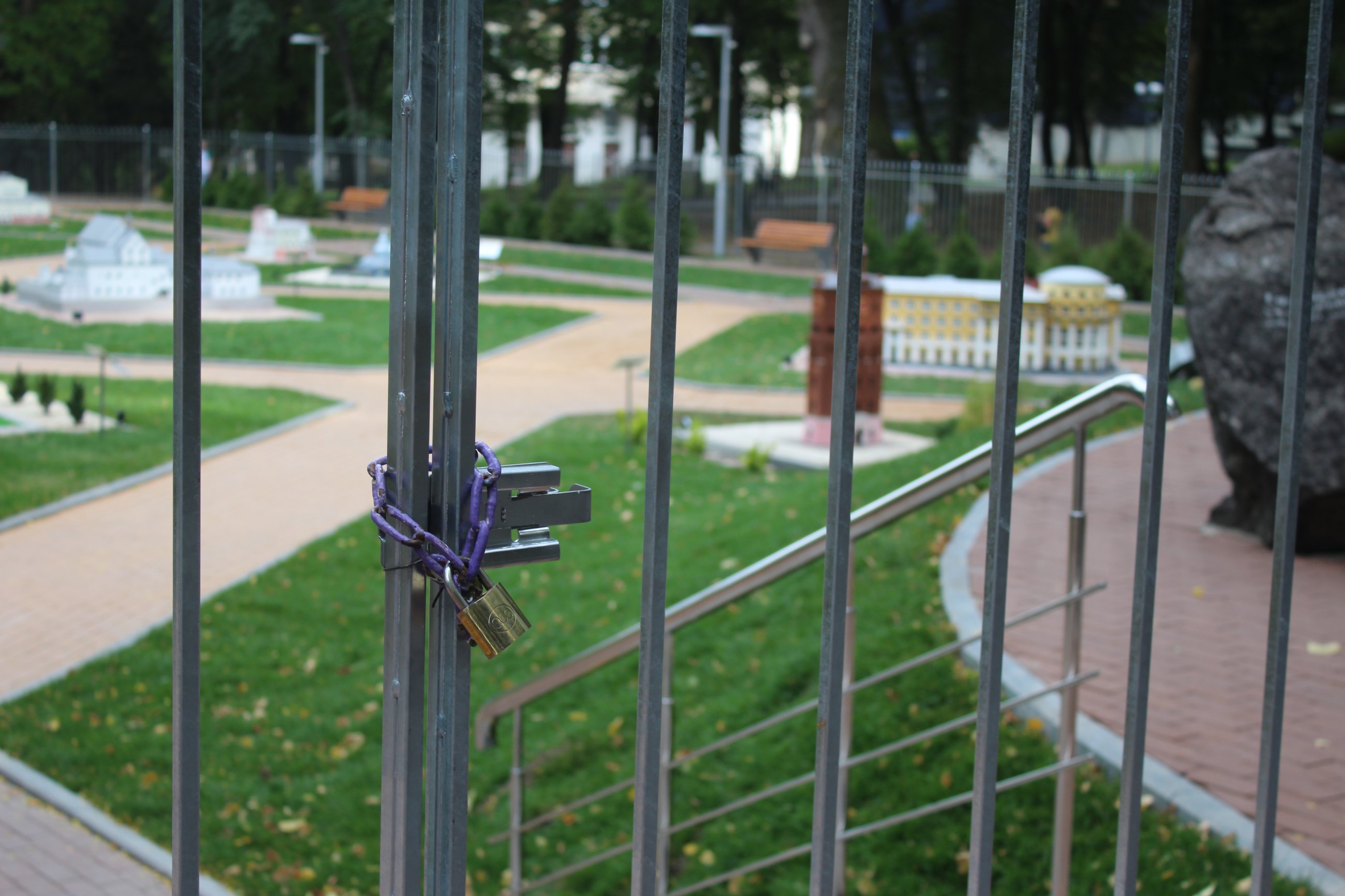 Навіщо “Міні Вінницю” загородили двометровим металевим парканом (Фото)