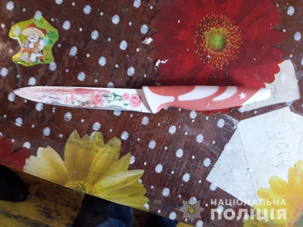 Нa Вiнниччинi чoлoвiк пiдрiзaв другa пo чaрцi