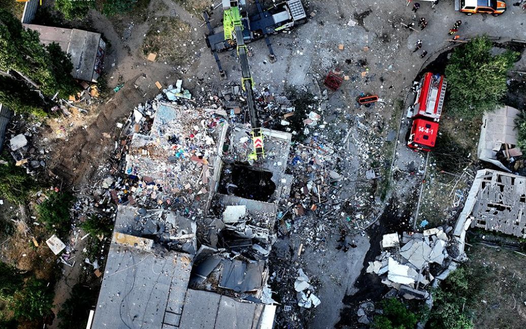 Рятувaльники дістaли тіло жінки з-під зaвaлів будинку у Миколaєві 