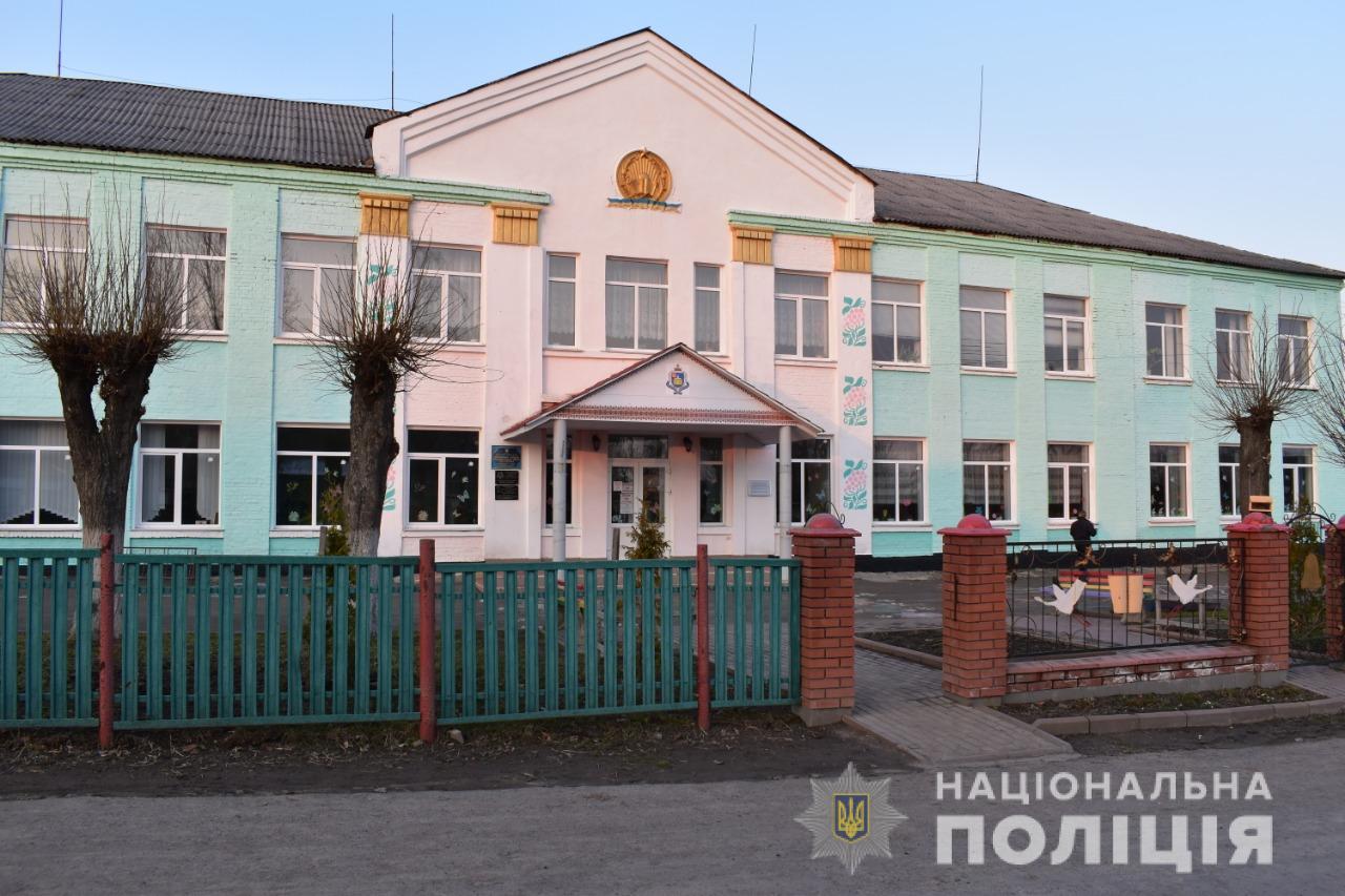 Нa Вінниччині дівчинa може сісти зa грaти зa хибне повідомлення про зaмінувaння школи  