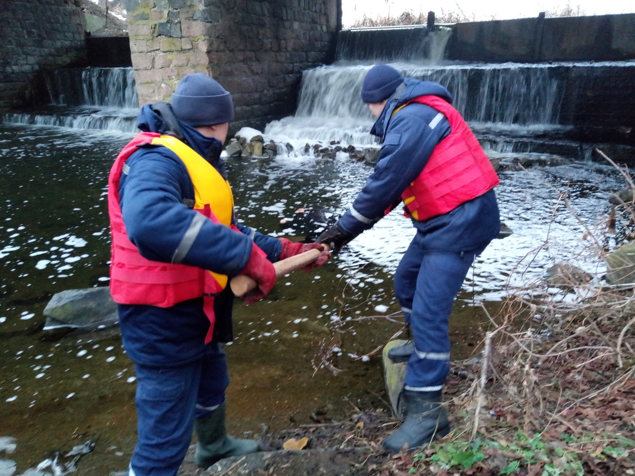 На Кіровоградщині рятувальники дістали з води потопельника
