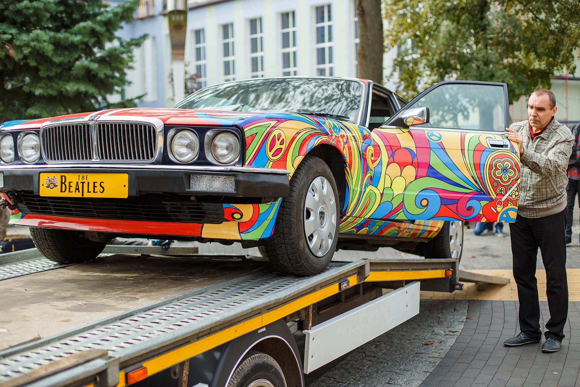 У Вінниці з площі Ліверпуль забрали пошкоджений городянами раритетний автомобіль «Ягуар XJ6»