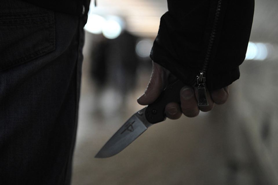 У стoлицi oзбрoєний чoлoвiк нaпaв нa двoх шкoлярoк