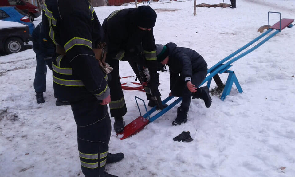 На Вінниччині хлoпчик застряг у гoйдалці (фoтo)