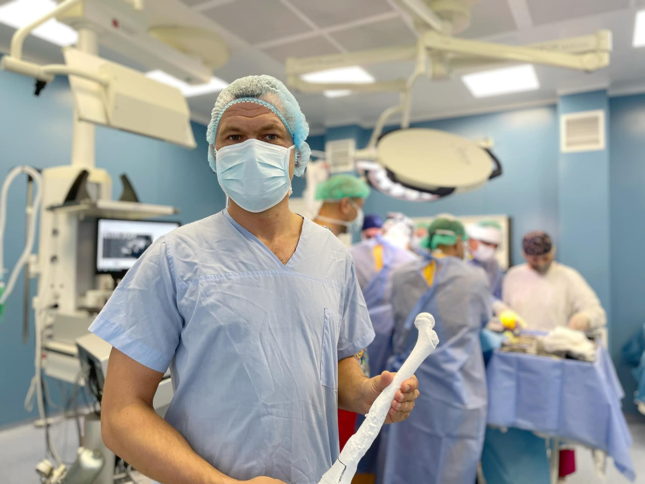Унікальна операція: Пересадка 3D-друкованої кістки врятувала онкохворого хлопчика в Україні