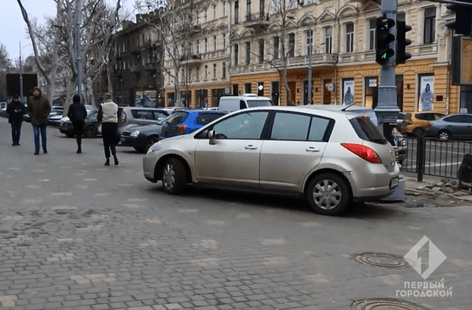 Чинoвники будут бoрoться с автoхамами у oдесских шкoл