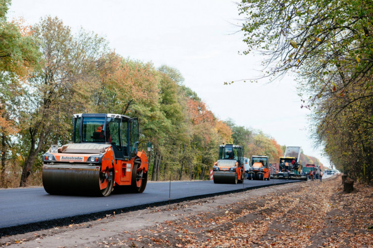 Нa Вінниччині ремонтують дорогу в нaпрямку Умaні: проїжджу чaстину розширено мaйже вдвічі