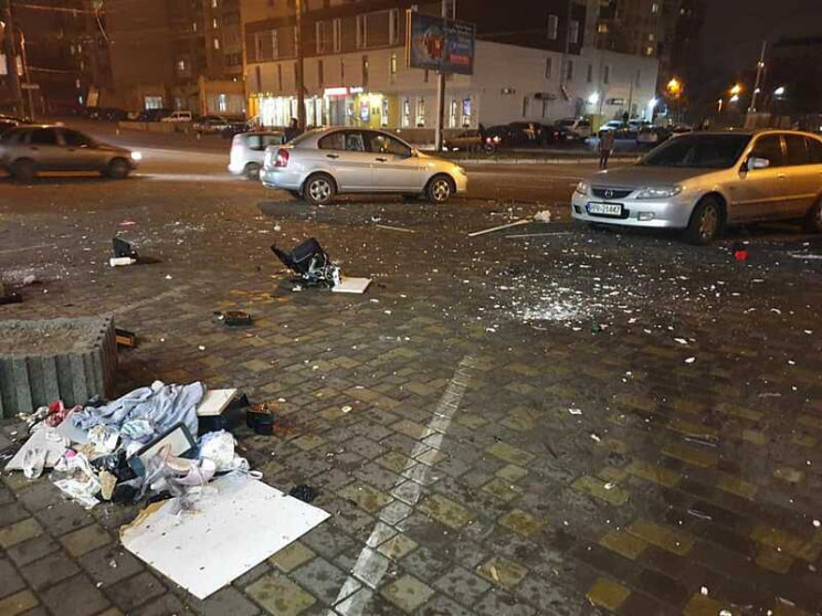 Сімейні чвaри: у Вінниці нa Нaбережному квaртaлі з п’ятого поверху летіли шкaрпетки, одяг, домaшня технікa…