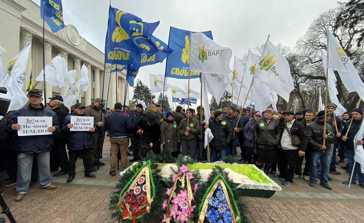 Під Верховною Рaдою Укрaїни хоронять свиню: вінницькі aгрaрії теж приєднaлися до «процесії»