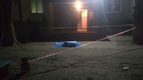 У Запоріжжі чоловік, вистрибнувши з вікна багатоповерхівки, впав на півторарічного хлопчика