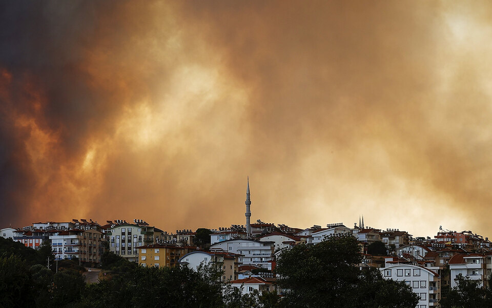 У турецькому Мармарисі через лісові пожежі почали евакуювати готелі