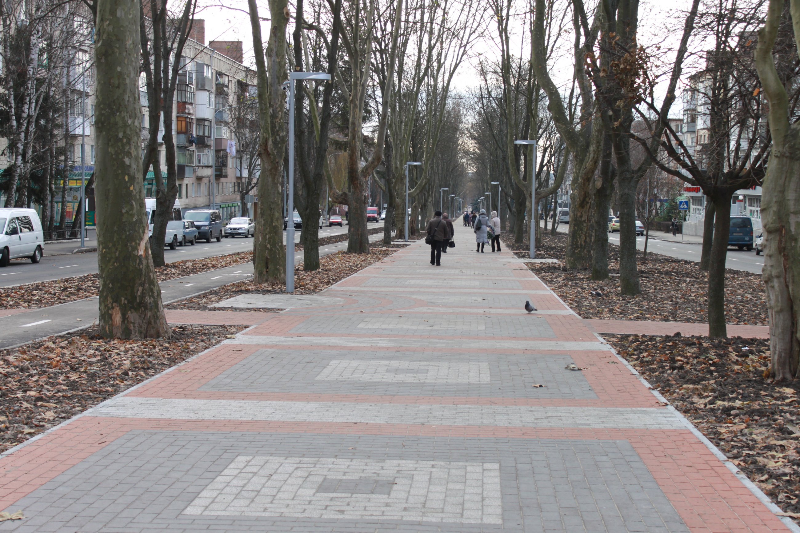 Реконструкція проспекту Космонавтів ще не завершилась, а вандали вже пошкоджують оновлену його частину