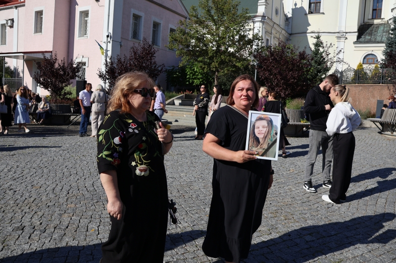 У Вінниці рідні медикині Яни Рихліцької взяли участь у вшануванні загиблих Захисників та Захисниць