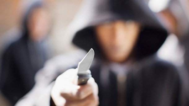 У Миколаєві підліток вдарив ножем чоловіка просто посеред вулиці