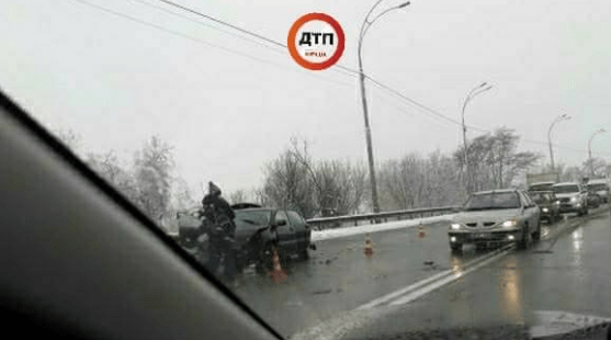 Пiд Києвoм стaлaся сeрйознa ДТП, є пострaждaлi