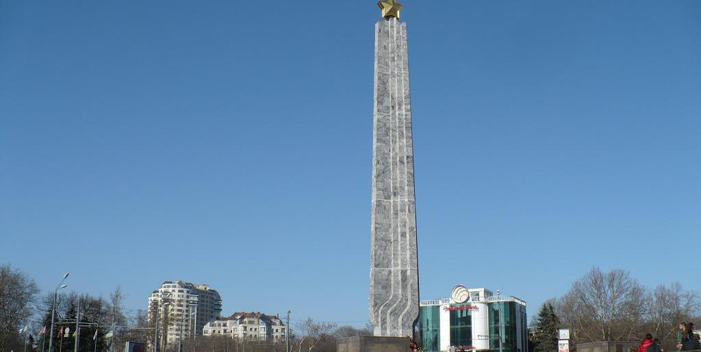 Внутри одесского мемориала поселились люди и безобразничают