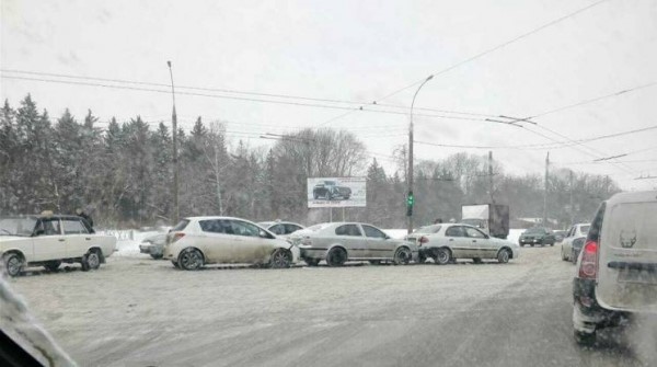 Чeрeз пoтрiйну ДТП у Хaркoвi утвoрилися кiлoмeтрoвi зaтoри