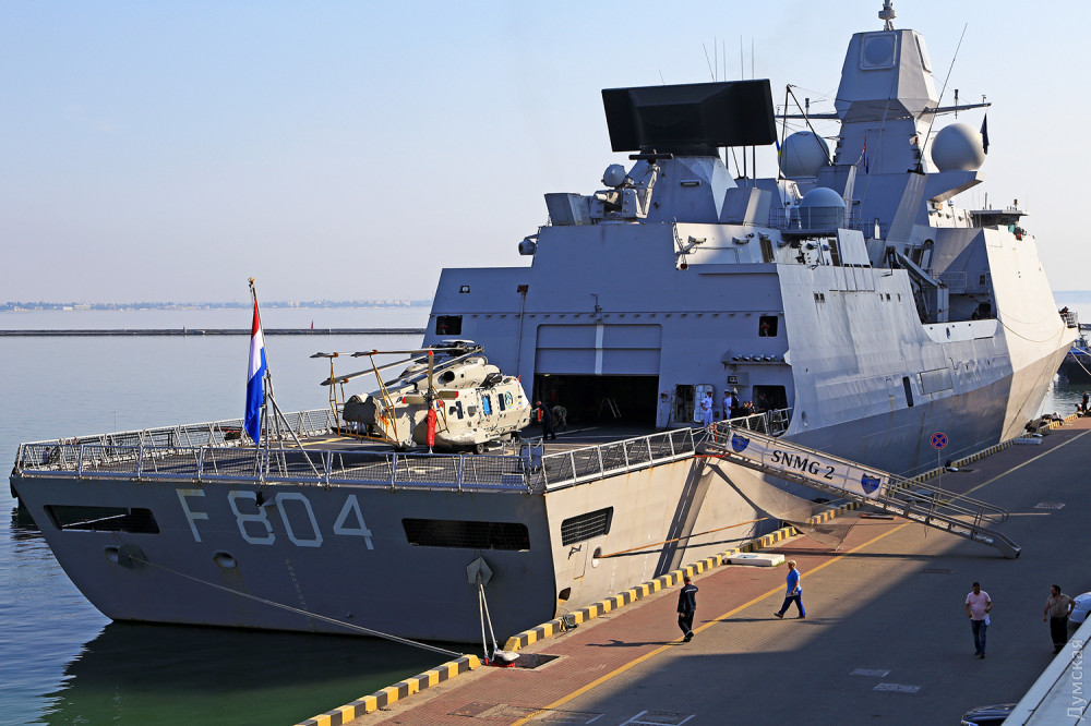 Вооружен и очень опaсен: экскурсия по голлaндскому фрегaту, который гостит в Одессе   