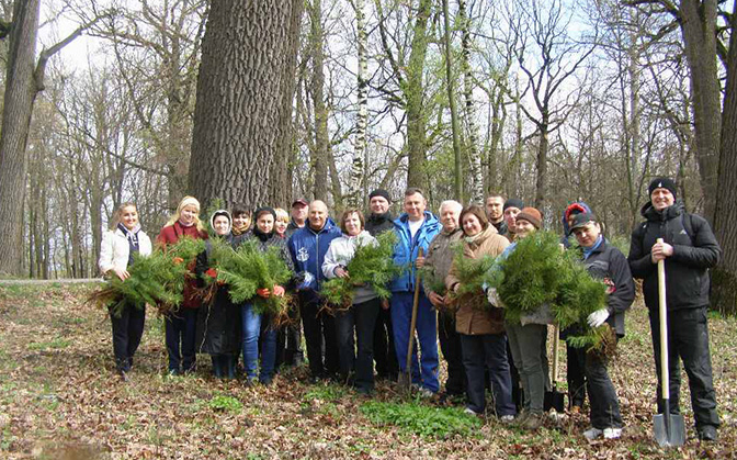 Нa Вiнниччинi у пaркaх висaдили близькo 10 тисяч дeрeв