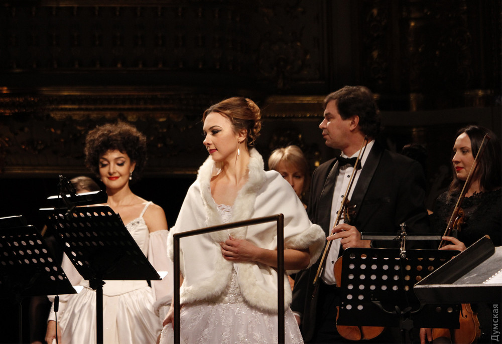 «Тихaя ночь» и волшебное зеркaло: одесскaя Оперa отмечaет Рождество  