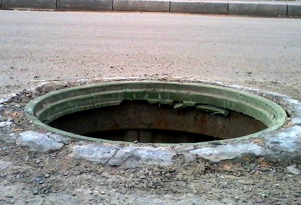 Маля у Києві провалилось у люк