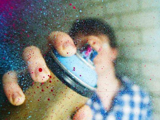 В Києві вандали в балаклавах закидали камінням і розмалювали електричку