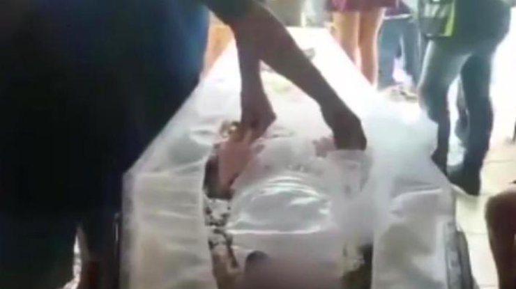 Мертва дівчинка подала ознаки життя на похоронах