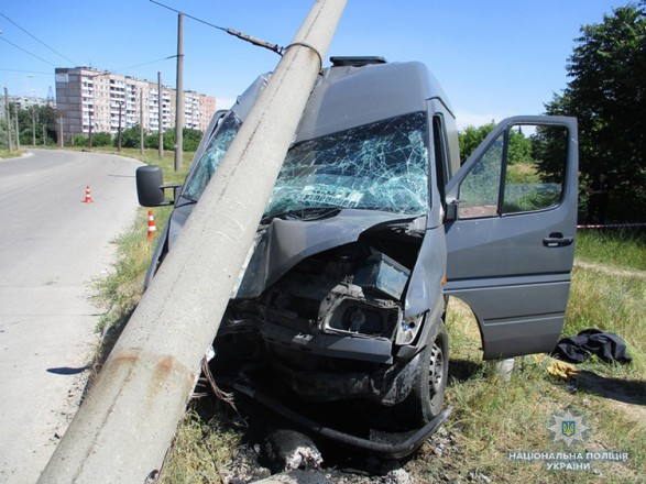 У Зaпoрiжжi вoдiй мaршрутки нa смeрть збив пiшoхoдa тa врiзaвся в eлeктрooпoру (Фoтo)