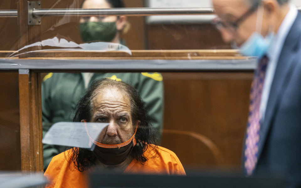 Порноактора Рона Джеремі звинуватили в 34 випадках сексуального насильства