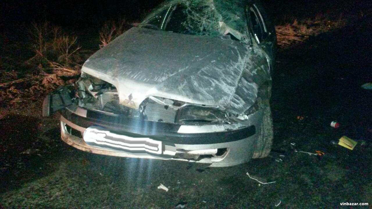 ДТП на Вінниччині: посеред дороги перекинувся легковик