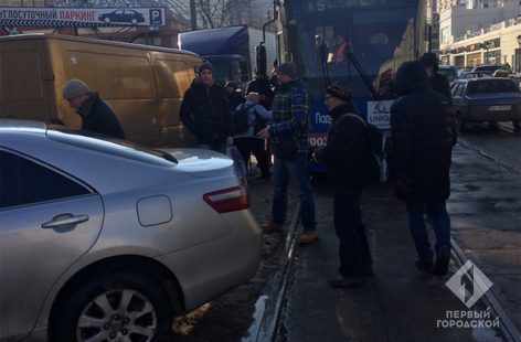 Одесситы сами убрали с рельсов машину, блокирующую движение трамваев