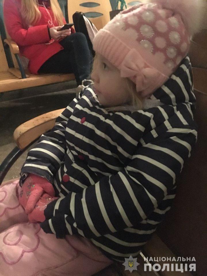 У Полтаві матір з невідомих причин залишила маленьку дитину незнайомцям
