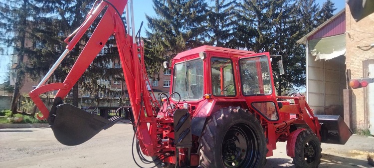 Калинівська громада передала відремонтований екскаватор-навантажувач українським захисникам