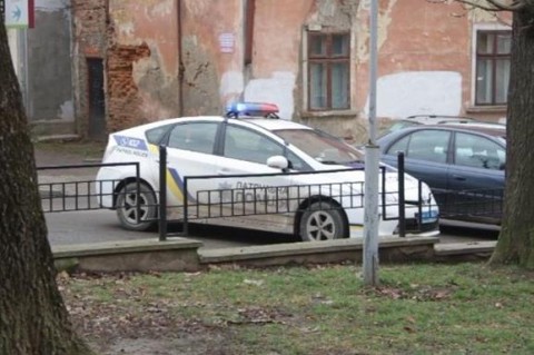 Труп чoлoвiкa знaйшли бiля шкoли (Фoтo)