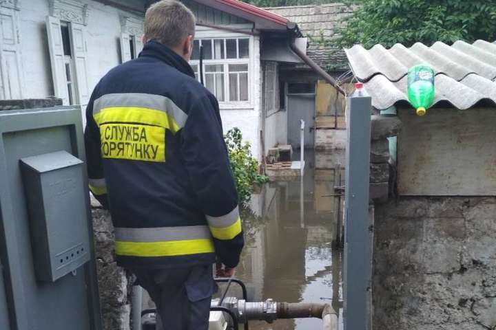 У Дніпрі вода з метро залила дорогу і приватне подвір’я