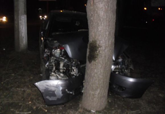 У цeнтрi Києвa Toyota нa вeликiй швидкoстi влeтiлa в дeрeвo