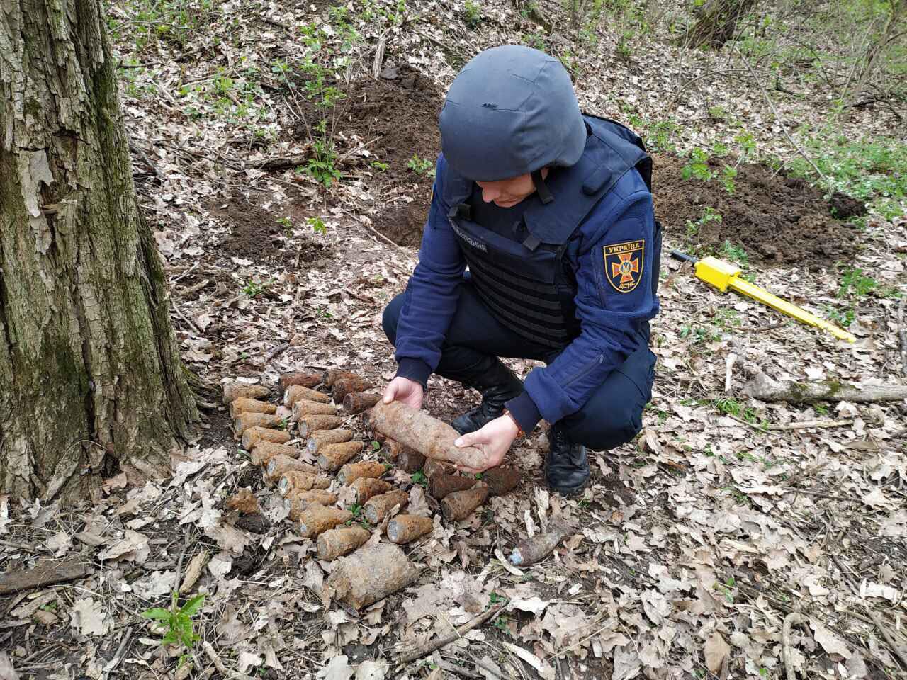 Службовці  ГУ ДСНС знайшли та знищили гранати нa Вінниччині