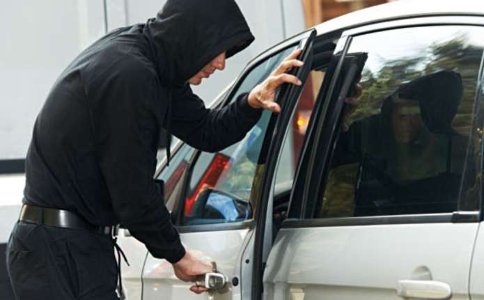 Вінницькі правоохоронці затримали злочинця, який обкрадав автівки 