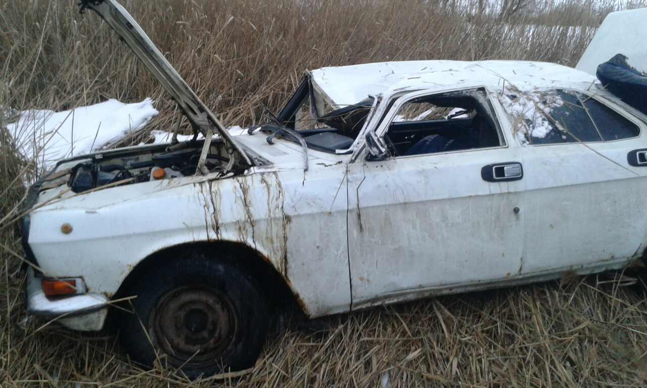 На Вінниччині заблокованих пасажирів авто, яке злетіло в кювет, визволяли рятувальники