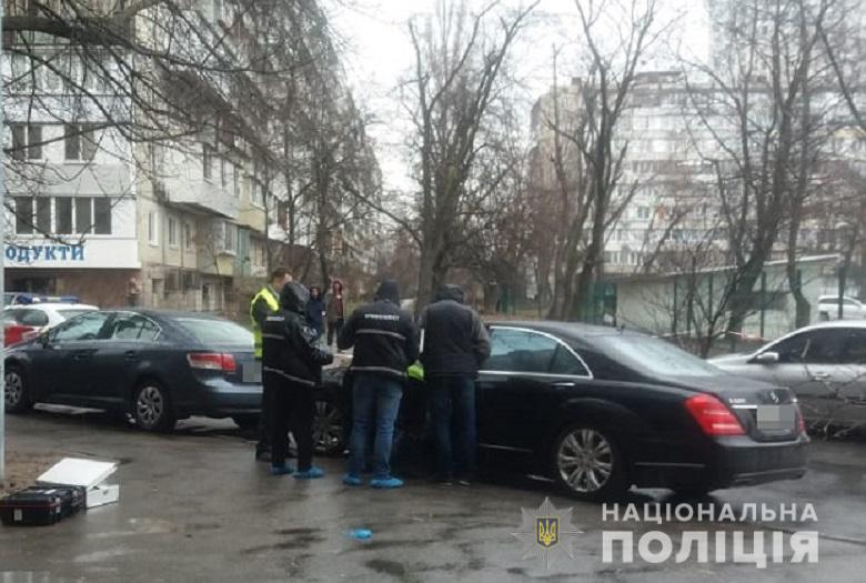У Києві знайдено чоловіка, застреленим у власному авто