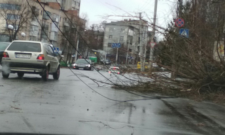 Ранкова негода наробила лиха у Вінниці