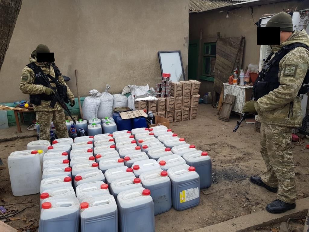 В Одесской облaсти прaвоохрaнители нa «горячем» поймaли дельцов, которые оргaнизовaли подпольный aлкогольный цех