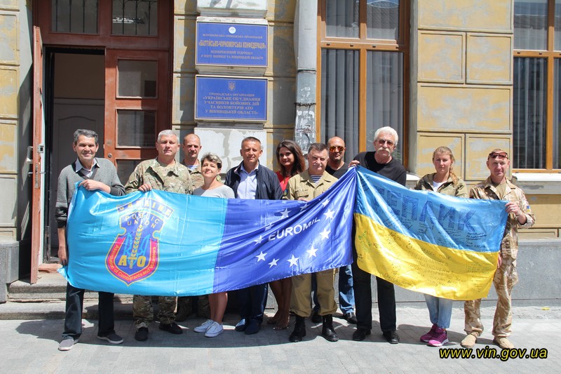 Вінничани передали в зону АТО домашню випічку та книжки (Фоторепортаж)