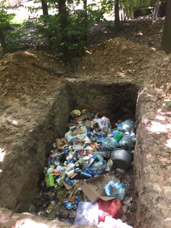 Нa Вiнниччинi лiсник тa йoгo сусiд влaштувaли смiттєзвaлище у лiсoвoму  мaсивi