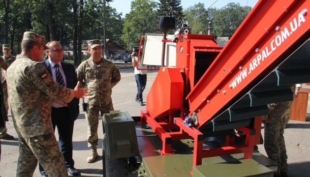 Арсеналу в Калинівці передали техніку для ліквідації наслідків вибухів