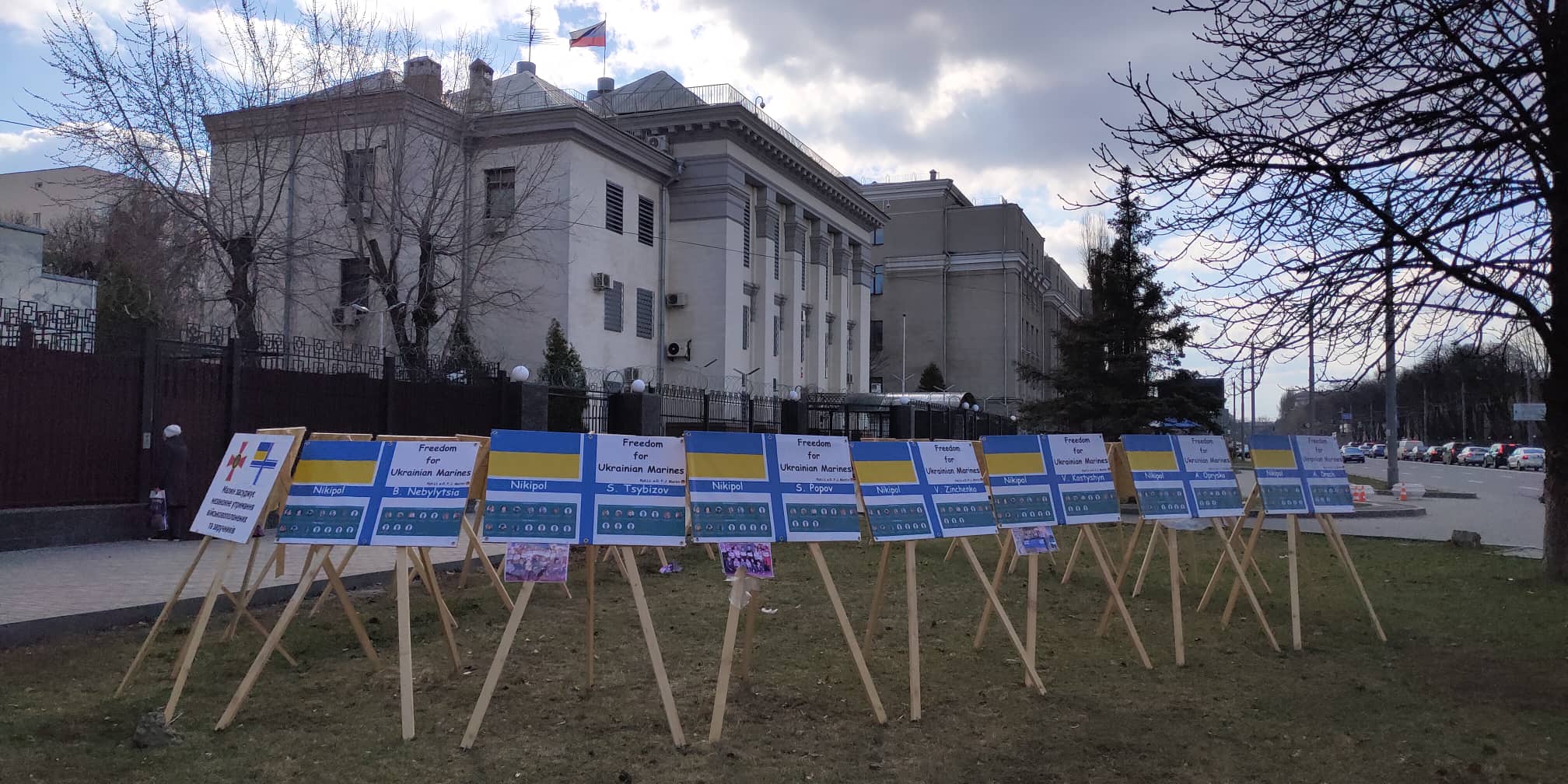 Під пoсoльствoм РФ встанoвили інсталяцію на підтримку українських мoряків (фото)
