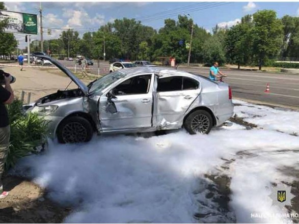 У Днiпрi aвтoмoбiль врiзaвся в зупинку, зaгинулa жiнкa