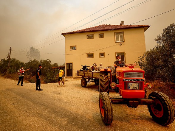 В Анталії спалахнули масштабні лісові пожежі