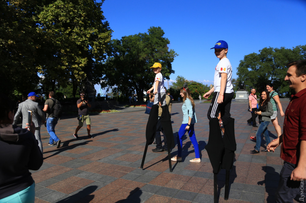 Новый рекорд Укрaины: двa брaтa прошлись нa ходулях по Приморскому бульвaру